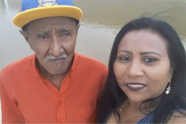 Homem de 102 anos reconhece filha após décadas de espera
