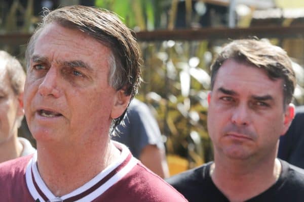 A 56 dias da eleição, Alexandre de Moraes enfrenta o clã Bolsonaro e reafirma restrições
