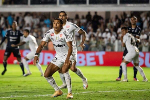 Santos e Athletico-PR se enfrentam na Vila Belmiro pelo Brasileirão