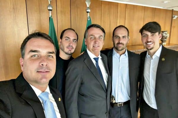 Família Bolsonaro: Sobrenome Impõe Candidato e Gera Debate