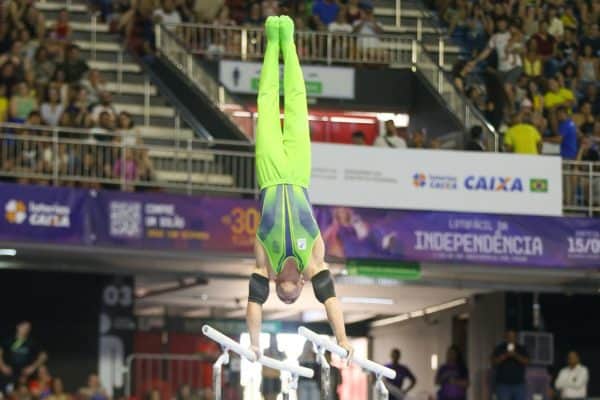 Caio Souza conquista ouro nas barras paralelas no Brasileiro de Ginástica