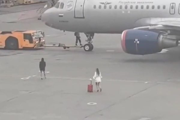 Mulheres invadem pista de aeroporto em Moscou após perderem voo