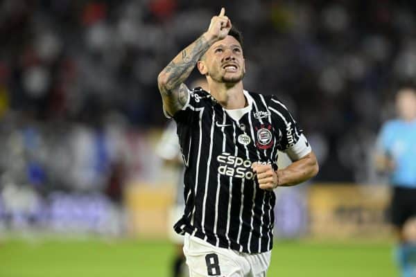 Corinthians vence Bragantino com gols de Rodrigo Garro e Pedro Raul e sobe na tabela