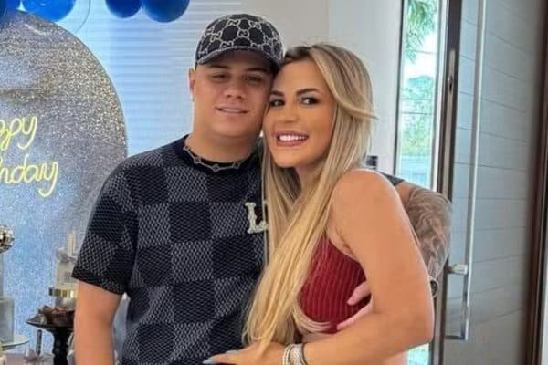 Carro de luxo de Deolane é apreendido enquanto era conduzido por seu filho