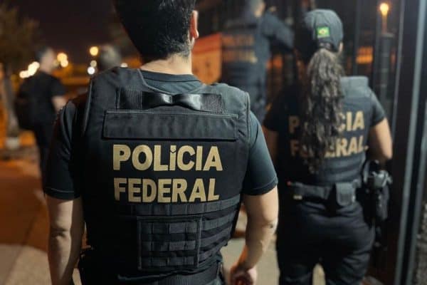 Polícia Federal apreende carro com 2 mil celulares estrangeiros em Maringá