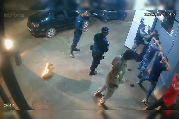 PM de Goiás é flagrado agredindo brutalmente homem durante abordagem em Formosa