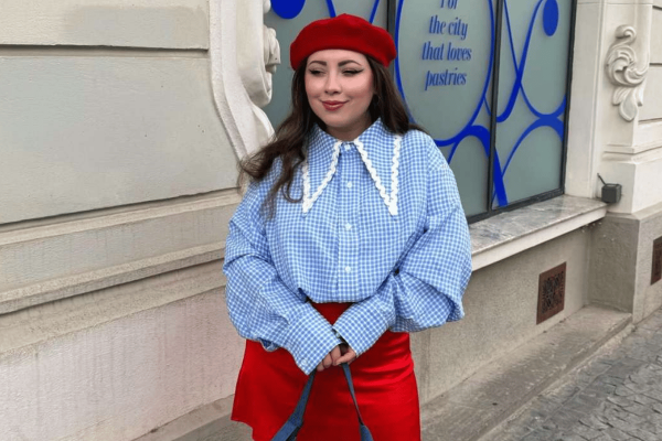 Azul e vermelho dominam tendência de moda em 2026 com força no color blocking