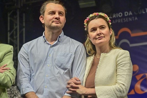 TRE-SC autoriza slogan “Meu voto é casado” para Júlia Zanatta e marido