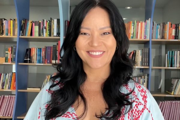 Geovanna Tominaga aborda superdotação e sentimento de deslocamento