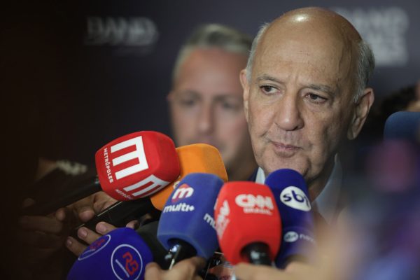 TRE-DF ordena remoção de faixas de Arruda e proíbe novas divulgações
