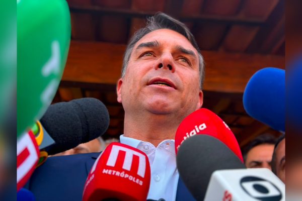 Flávio Bolsonaro critica ação de Moraes contra fonte de jornalista e defende liberdade de imprensa