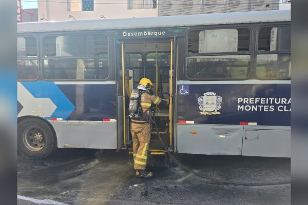 Incêndio em ônibus em Montes Claros mobiliza Corpo de Bombeiros