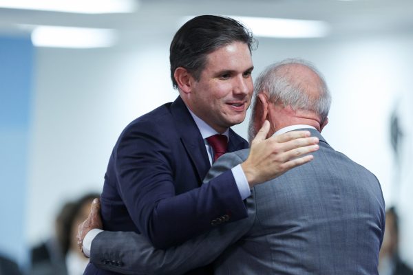 Hugo Motta frustra governo ao priorizar pautas consensuais na Câmara