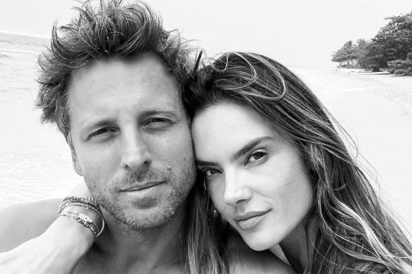 Alessandra Ambrosio anuncia noivado com Buck Palmer, designer australiano