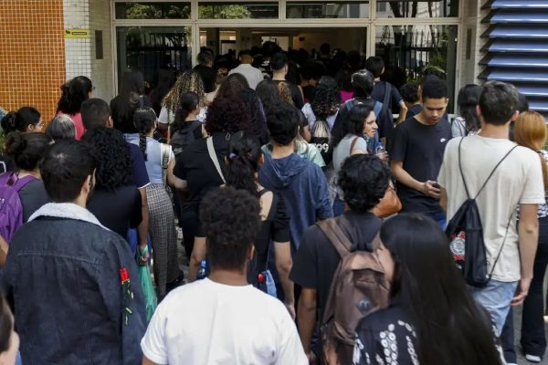 Pagamento do Pé-de-Meia em agosto será para estudantes com frequência mínima