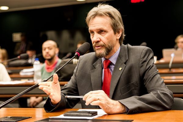 Pedro Uczai, líder do PT na Câmara, sofre AVC e continua internado em Brasília