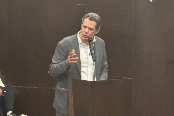 Haddad brinca sobre uso de carteira da OAB para Lula em aula na USP