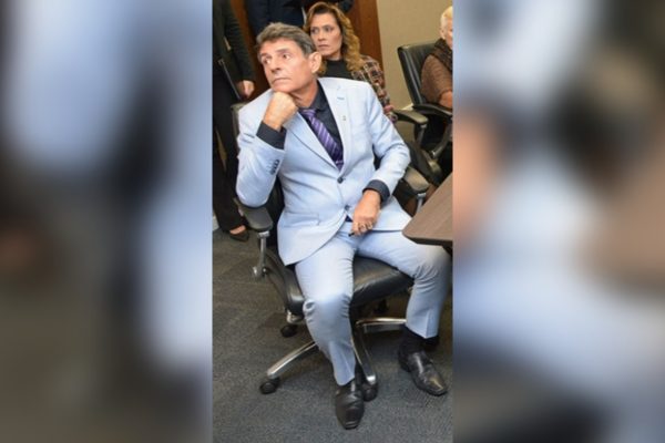 Juiz de MG é afastado após aparecer fumando e bebendo em sessão virtual