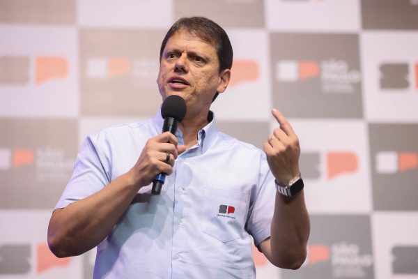 Tarcísio de Freitas age para garantir candidatura de Cleitinho em Minas