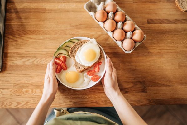 Nutricionista Juliana Andrade recomenda não pular café da manhã para reduzir barriga