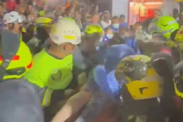 Mulher é resgatada após 36 horas sob escombros na Colômbia após terremoto