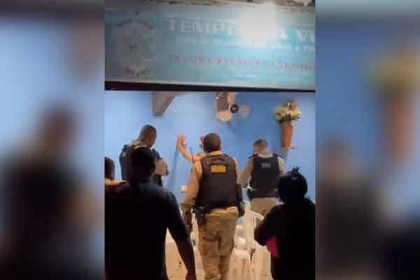 Homem mata mulher a tiros, se esconde em igreja e é preso em Nova Lima, MG