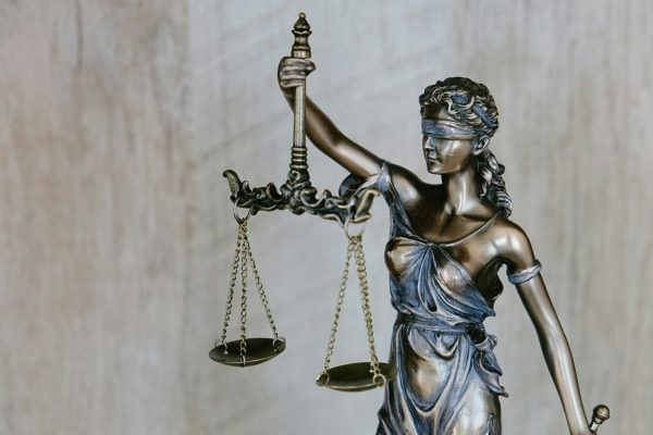 Justiça do Trabalho de São Paulo determina indenização de R$ 15 mil a frentista por uso de legging