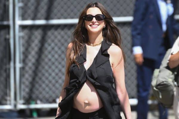 Anne Hathaway responde a acusações de ser transgênero após críticas a look de gravidez