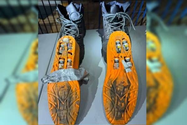 Motorista é pego com ampolas de emagrecedor escondidas em tênis no Paraná