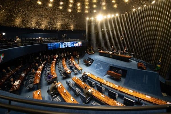 Senado aprova PLP dos combustíveis com isenções fiscais e temas diversos