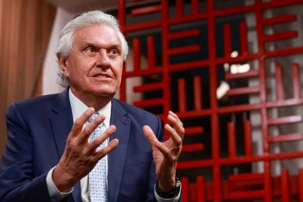 Caiado critica Flávio após UFRJ desmentir pós-graduação em currículo