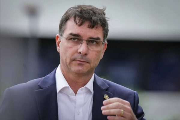 Flávio Bolsonaro propõe impedir parentes de ministros de advogar no STF