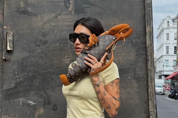 Peggy Gou transforma bolsas icônicas em sua marca registrada de estilo