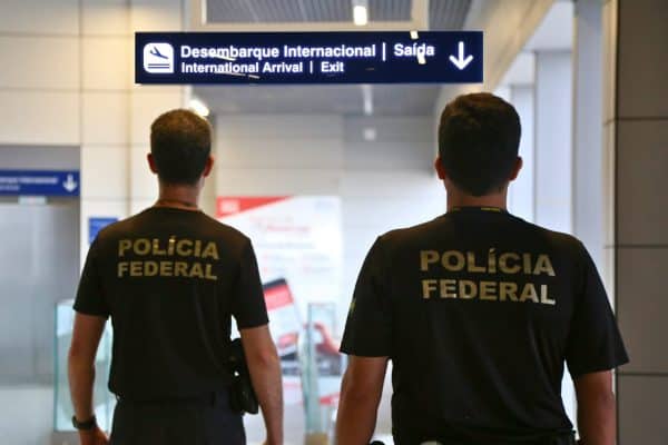 Polícia Federal extradita brasileiro foragido por homicídio de Portugal