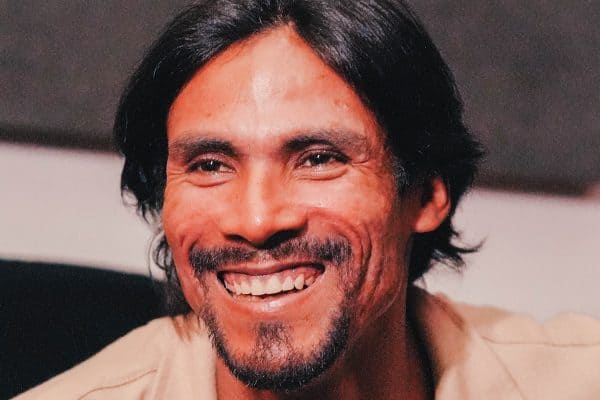Thiago Viana viraliza após anos vivendo nas ruas e inicia carreira musical