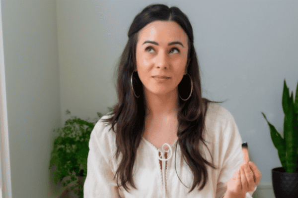 Jessica Patra realiza ritual balinês enterrando placenta e regando com leite materno
