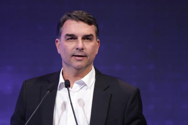 Flávio Bolsonaro é acusado de filiação “fraudulenta” ao partido Missão