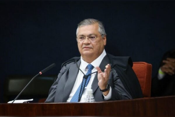 Ministro Flávio Dino defende liberdade de imprensa e preservação da família