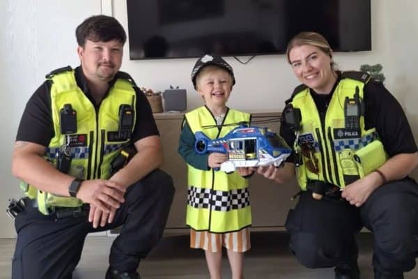 Menino de 3 anos salva a mãe desmaiada ao ligar para emergência na Inglaterra