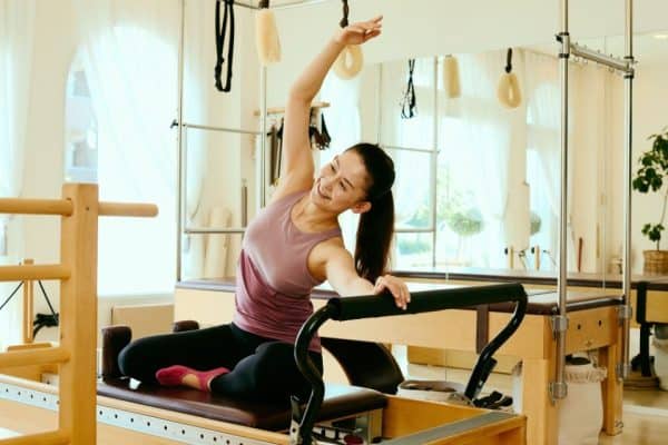 Pilates e fibras são aliados na queima de gordura após os 40, segundo especialista
