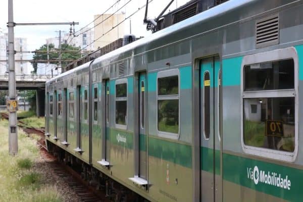 Descarrilamento de Trem na Linha 8-Diamante Causa Lotações em São Paulo
