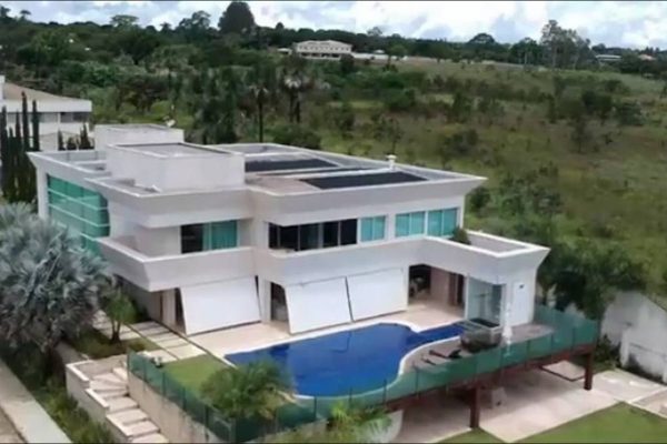 Patrimônio de Flávio Bolsonaro cresce 370% com mansão no Lago Sul
