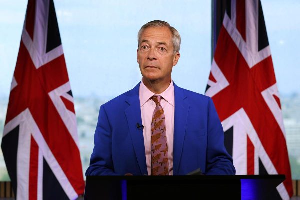 Nigel Farage Recupera Assento no Parlamento do Reino Unido Após Eleição em Clacton