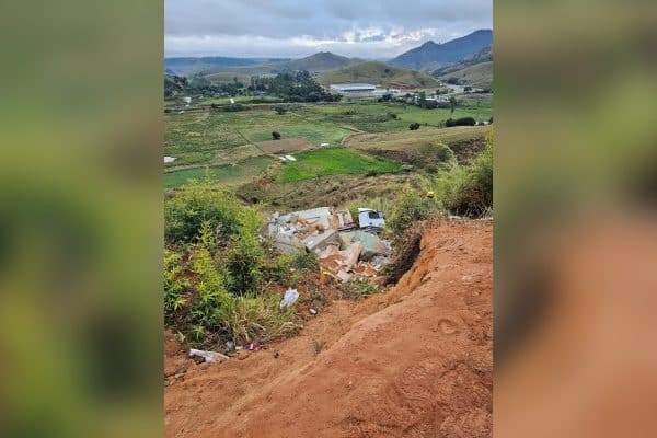 Criança de 3 anos fica ferida em acidente com carreta em MG