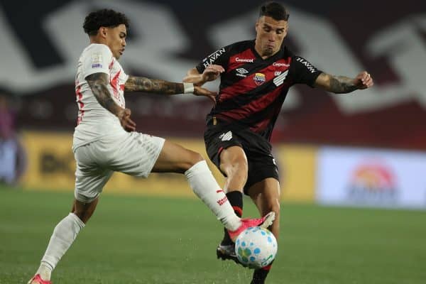 Athletico-PR e Red Bull Bragantino empatam em jogo emocionante no Brasileirão