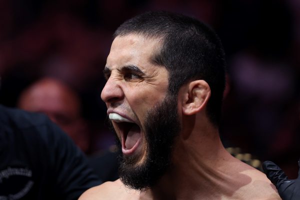 Islam Makhachev e Mackenzie Dern triunfam no UFC 330, mantendo seus cinturões