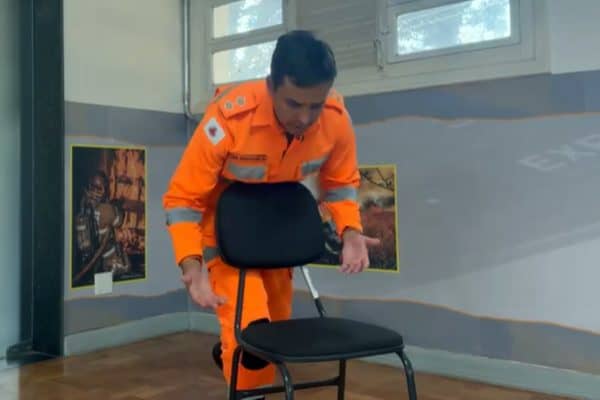 Bombeiros de Minas Gerais ensinam manobra para autossalvamento em caso de engasgo