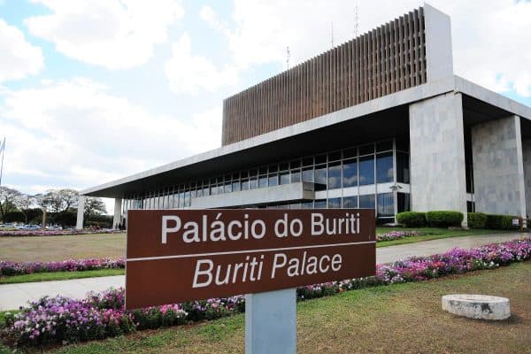 Candidatos ao GDF dão início às campanhas com missas e carreatas no Distrito Federal