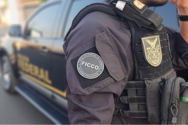 Trio é detido com grande quantidade de emagrecedores e perfumes ilegais em Cascavel