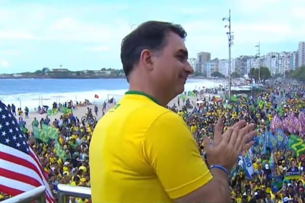 Flávio Bolsonaro inicia campanha à Presidência com discurso de Jair Bolsonaro